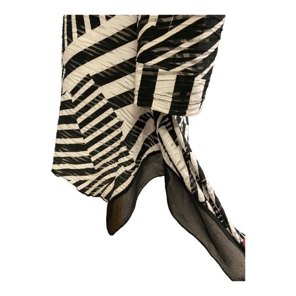 LANA SPORT Petite🇨🇦 Top Sz Medium Black & White Urban Geo Stripes 3/4 Sleeves - Picture 6 of 8